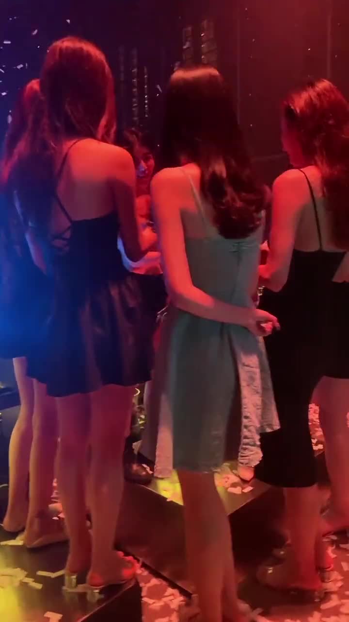 祝我们都能在鸡零狗碎里找到闪闪的快楽#dj小姐姐 #酒吧现场 #热门