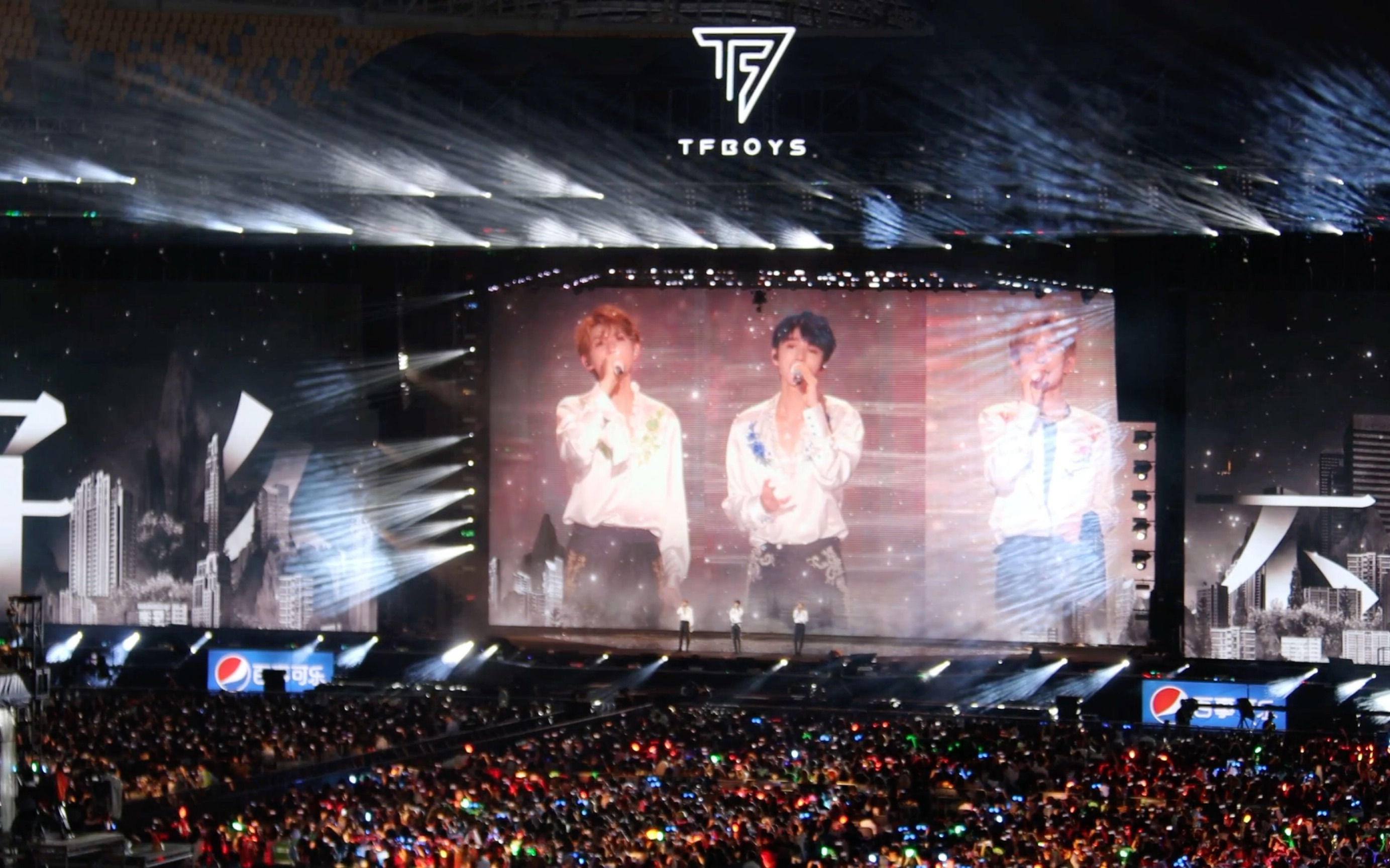 0806 tfboys十年之约演唱会—好久不见(来自三层看台328区5排视角)