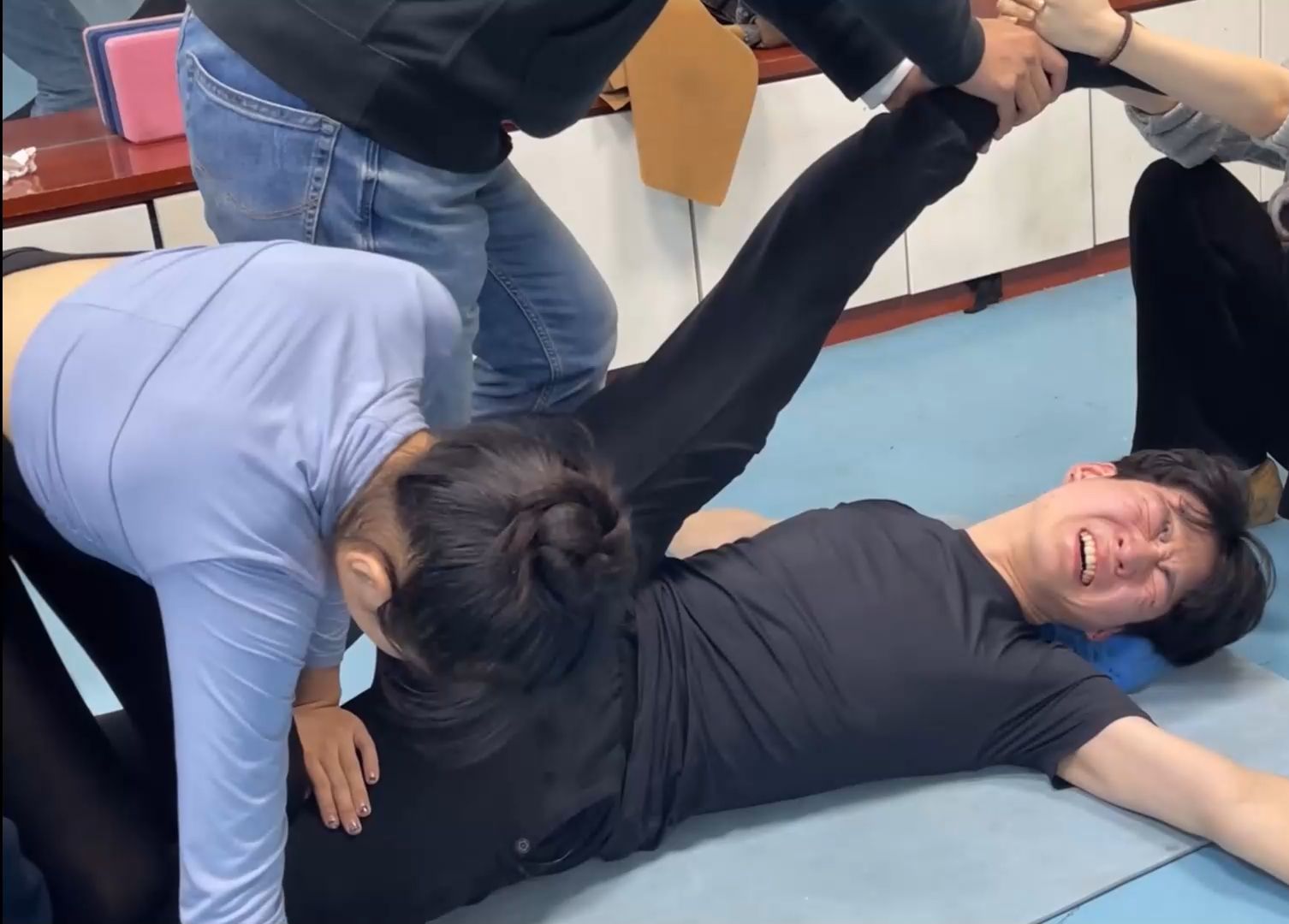 舞蹈男生地面撕腿