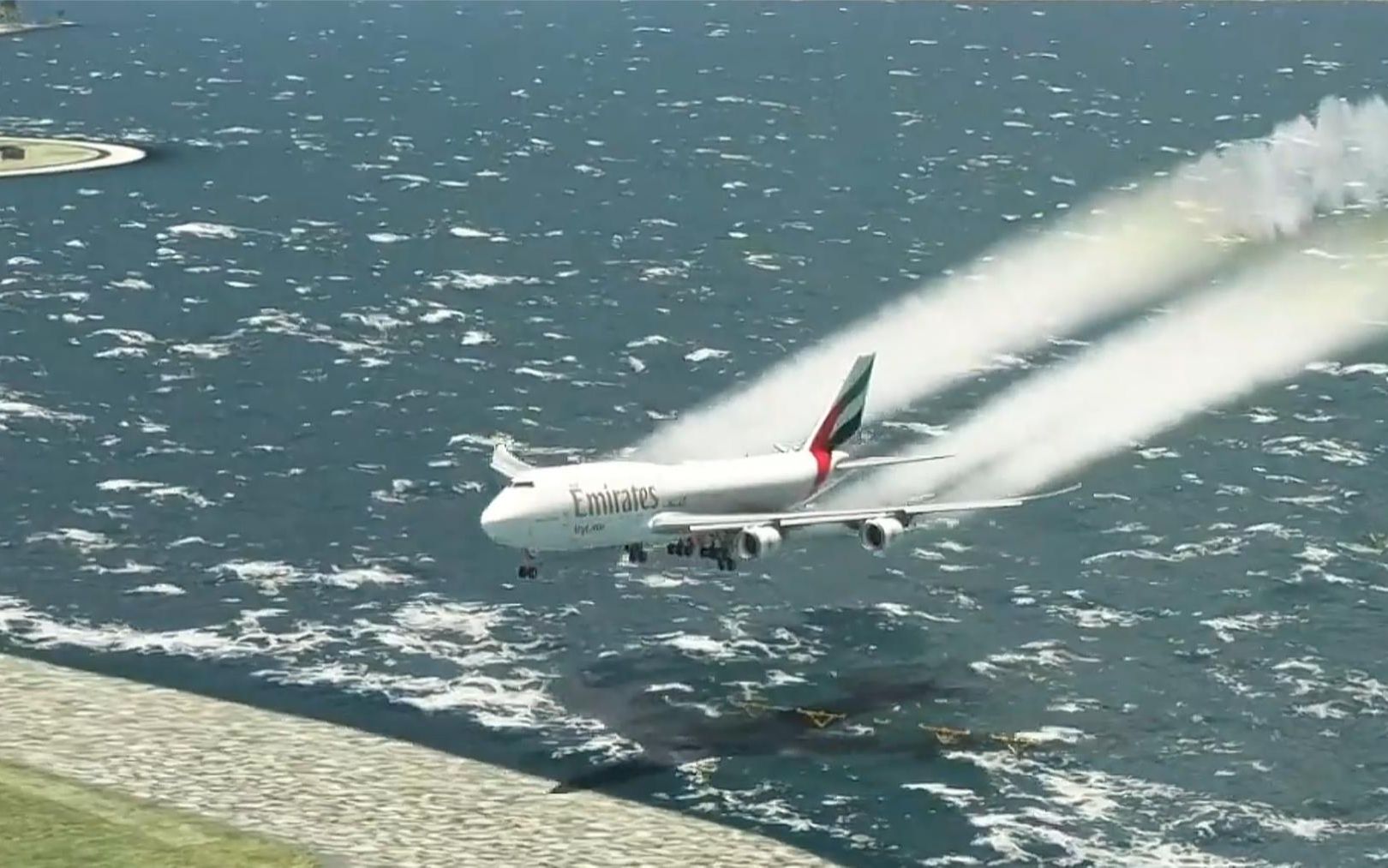 雷暴天气,阿联酋航空波音747飞机在悉尼国际机场着陆丨mfs