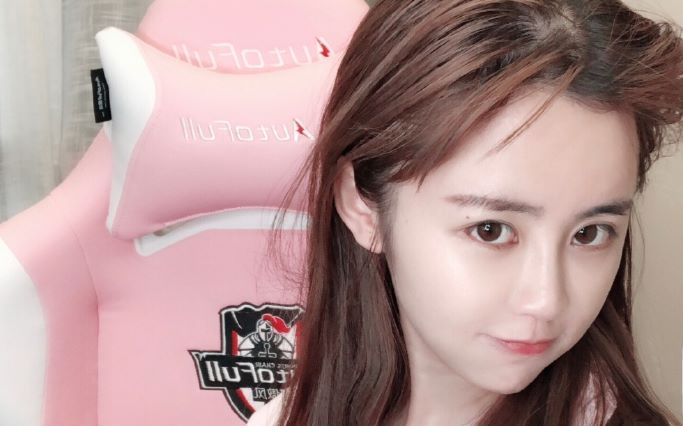 超大福利韦神可爱女友蜜蜂仔终于开摄像头啦实力压枪拒绝实锤深情演唱