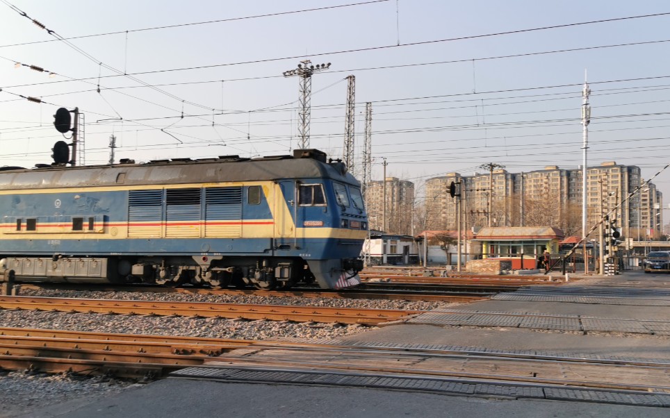 京局怀段df8b-5286牵引神华集团(今国能集团)煤炭重车大红门1道通过