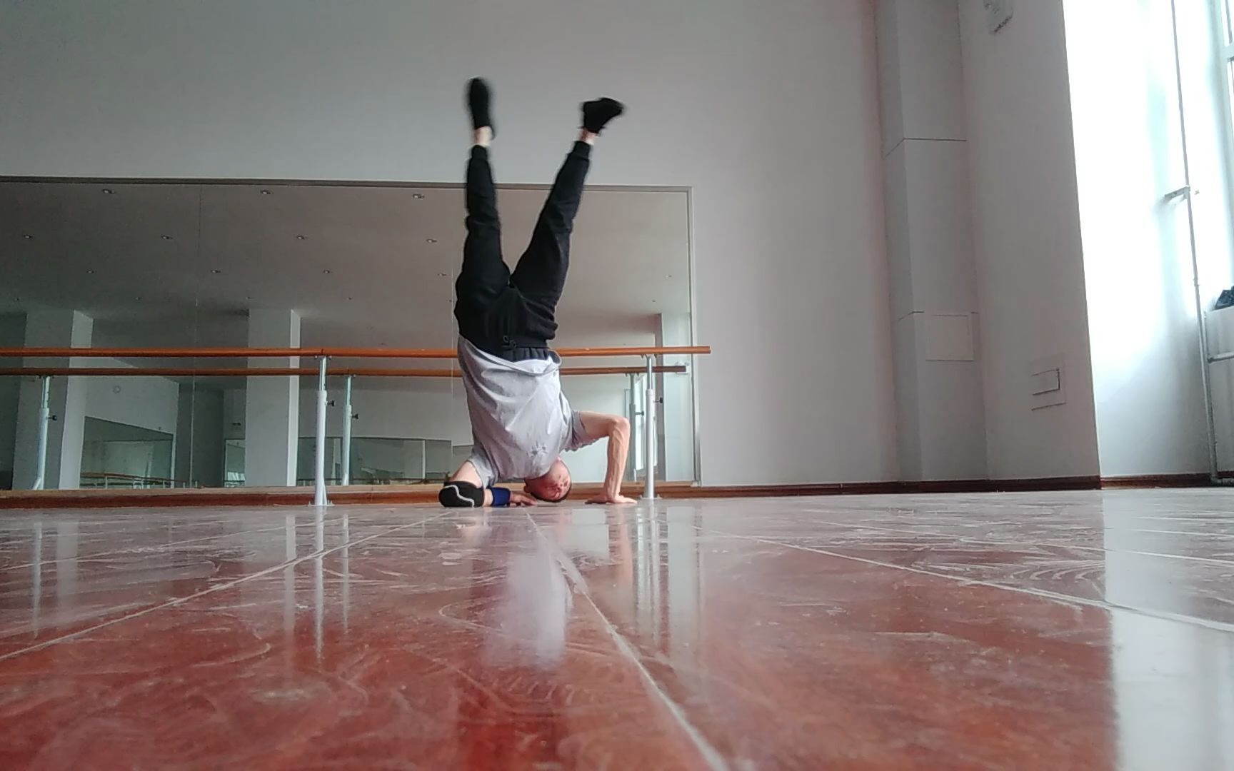 街舞达人power泓金的日常训练,bboy街舞肘撑三角撑头撑肩撑!