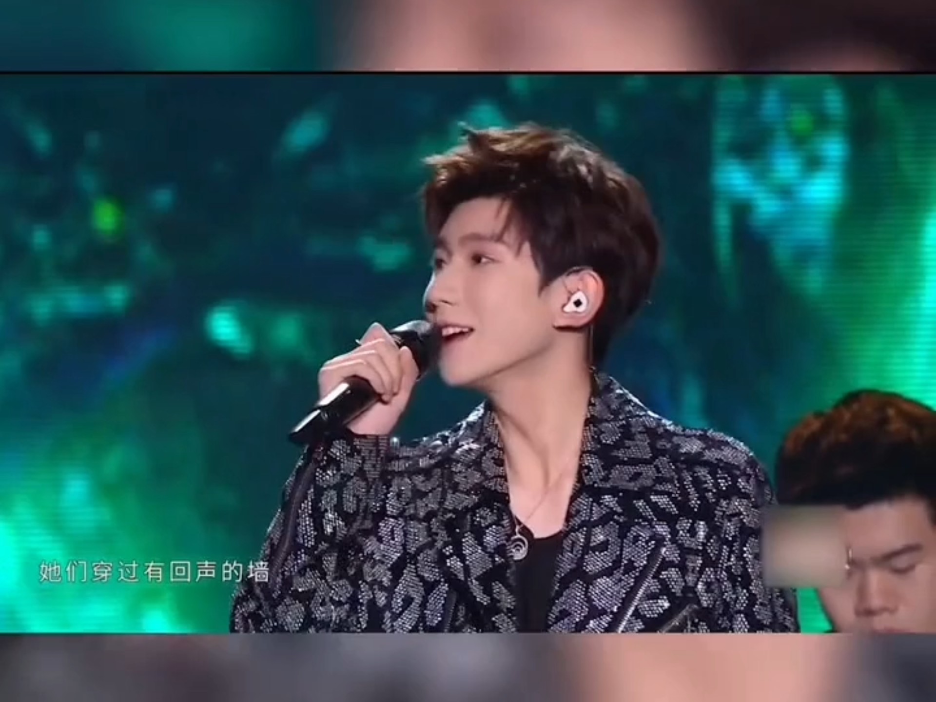 卧槽，王源终于意识到自己唱歌难听了！在台上跑调后不知所措，尴尬的要死，乞求观众能原谅自己！