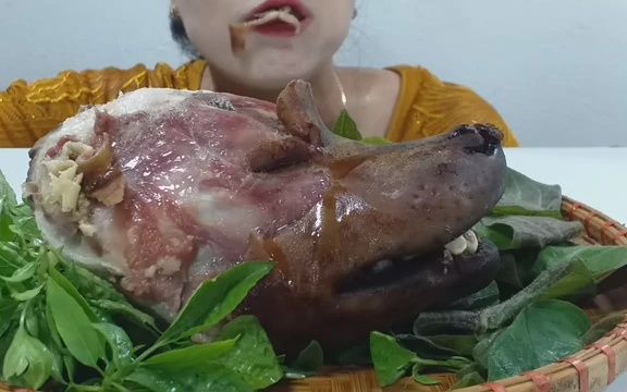 美女吃播 吃狗头