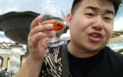 搞笑辣条哥vlog10:第一次去酒吧,一杯红酒下肚我直接给飘了