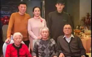 Video herunterladen: 一家高颜值，婆婆真会生