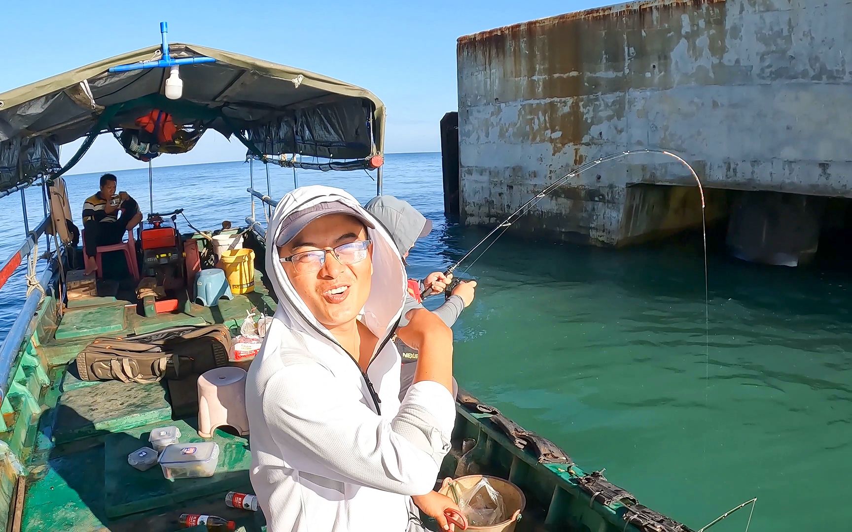 渔夫钓鱼拉到手抽筋,邀请兄弟一起钓,随随便便钓半箱鱼