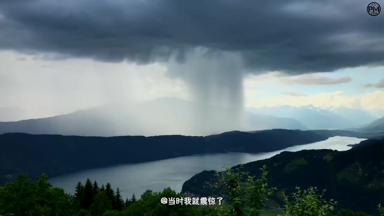 这是天河漏了吧,用「天塌了」这个词来形容再贴切不过了吧,好像有高人