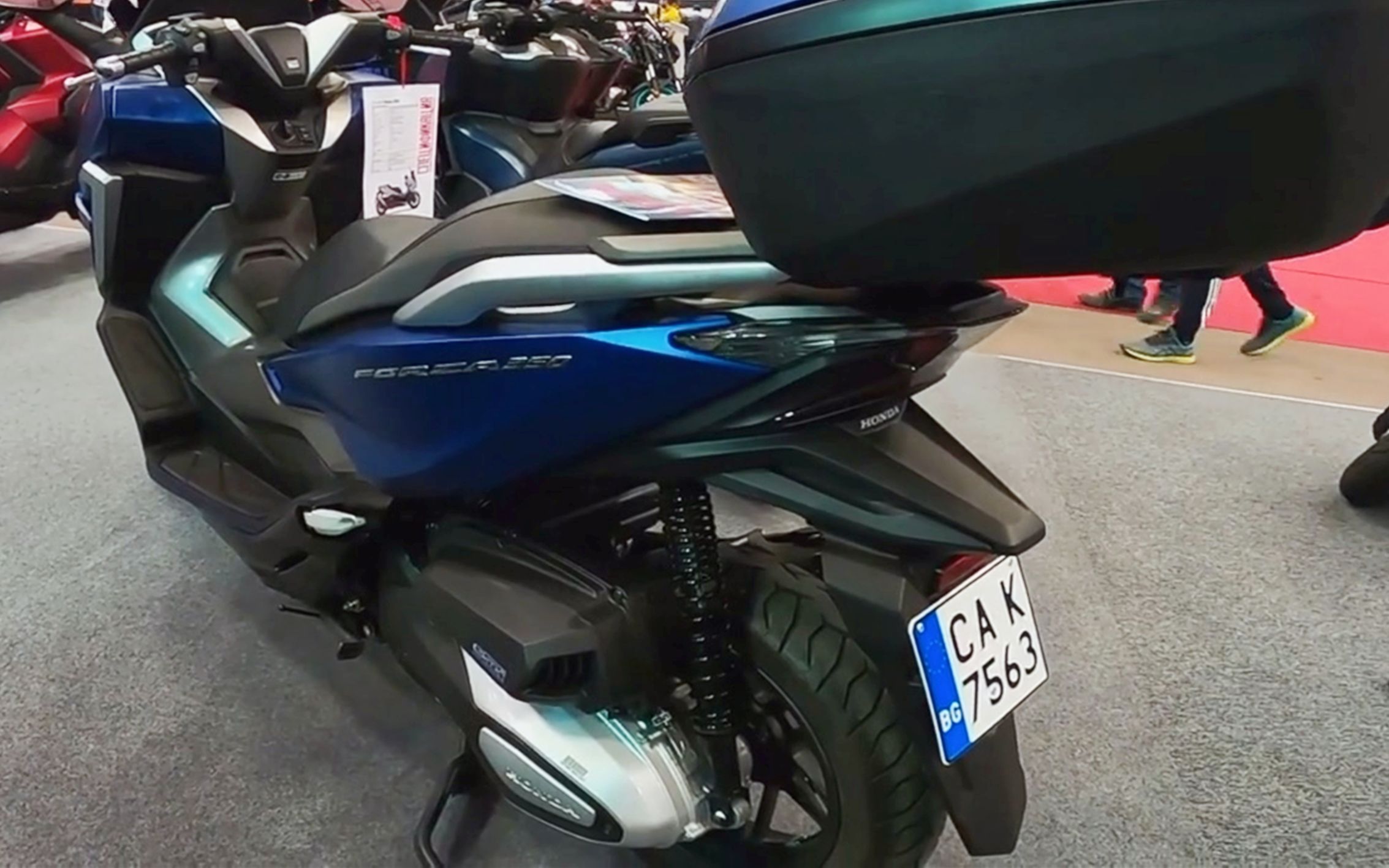 9万!本田佛沙350踏板车,动力强配abs,油耗3.2,摩旅神器