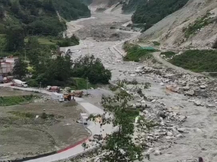 贡嘎雪山之的洪水泥石流来袭 2024年7月25日四川泸定磨西燕子沟泥石流涨得好吓人哦愿所有人都平平安安的哔哩哔哩bilibili