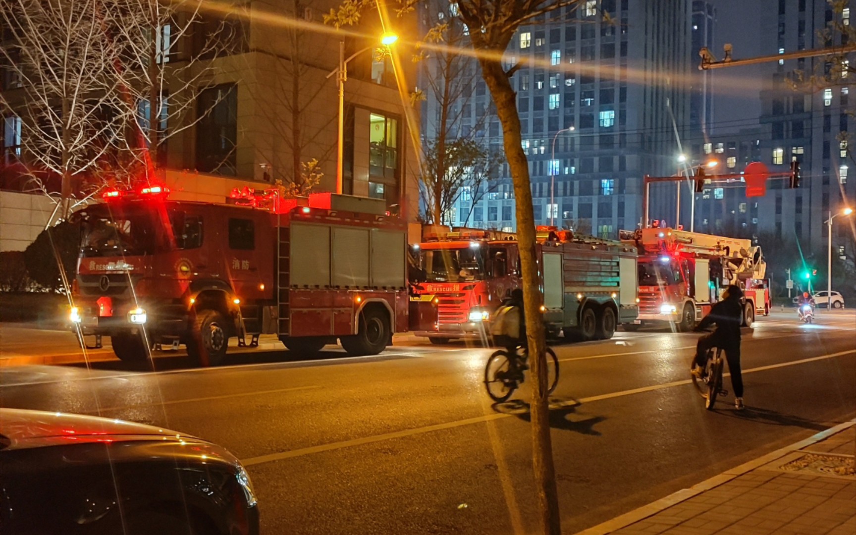 夜晚随拍北京门头沟新城出警现场和消防队撤离