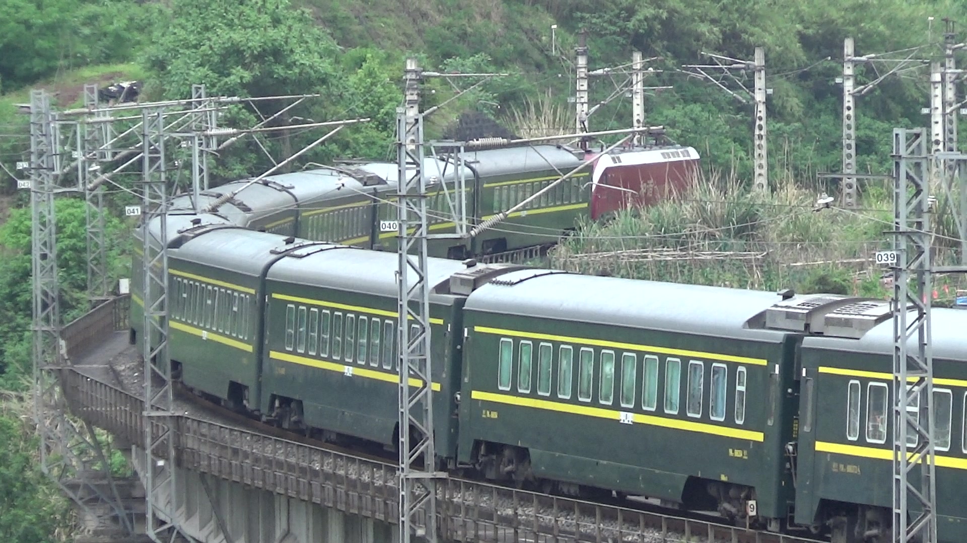 【中国铁路】z95/z96次 两车通过达万线第一个大弯