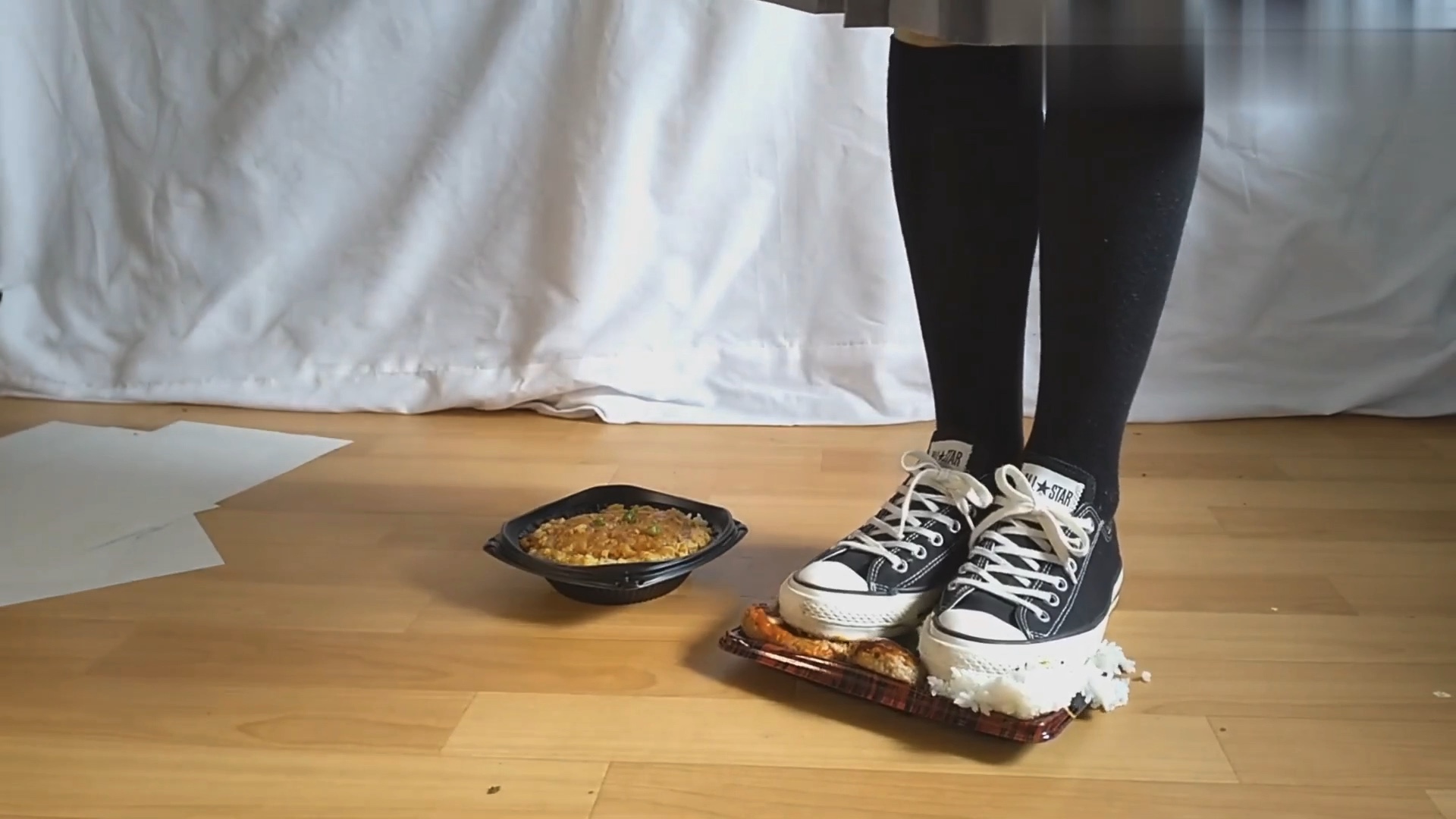 厚黑帆布鞋踩便当 (来自网络)