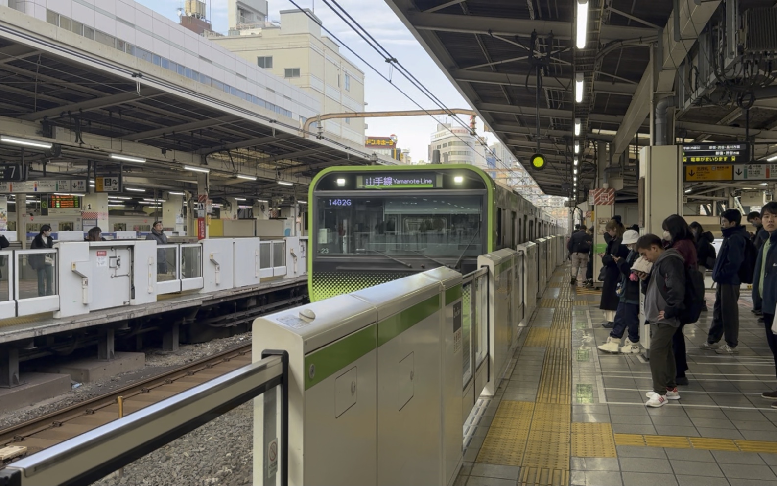 jr山手线e235-0系内环列车进入池袋站