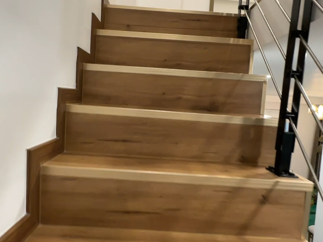 楼梯间!木质踏步