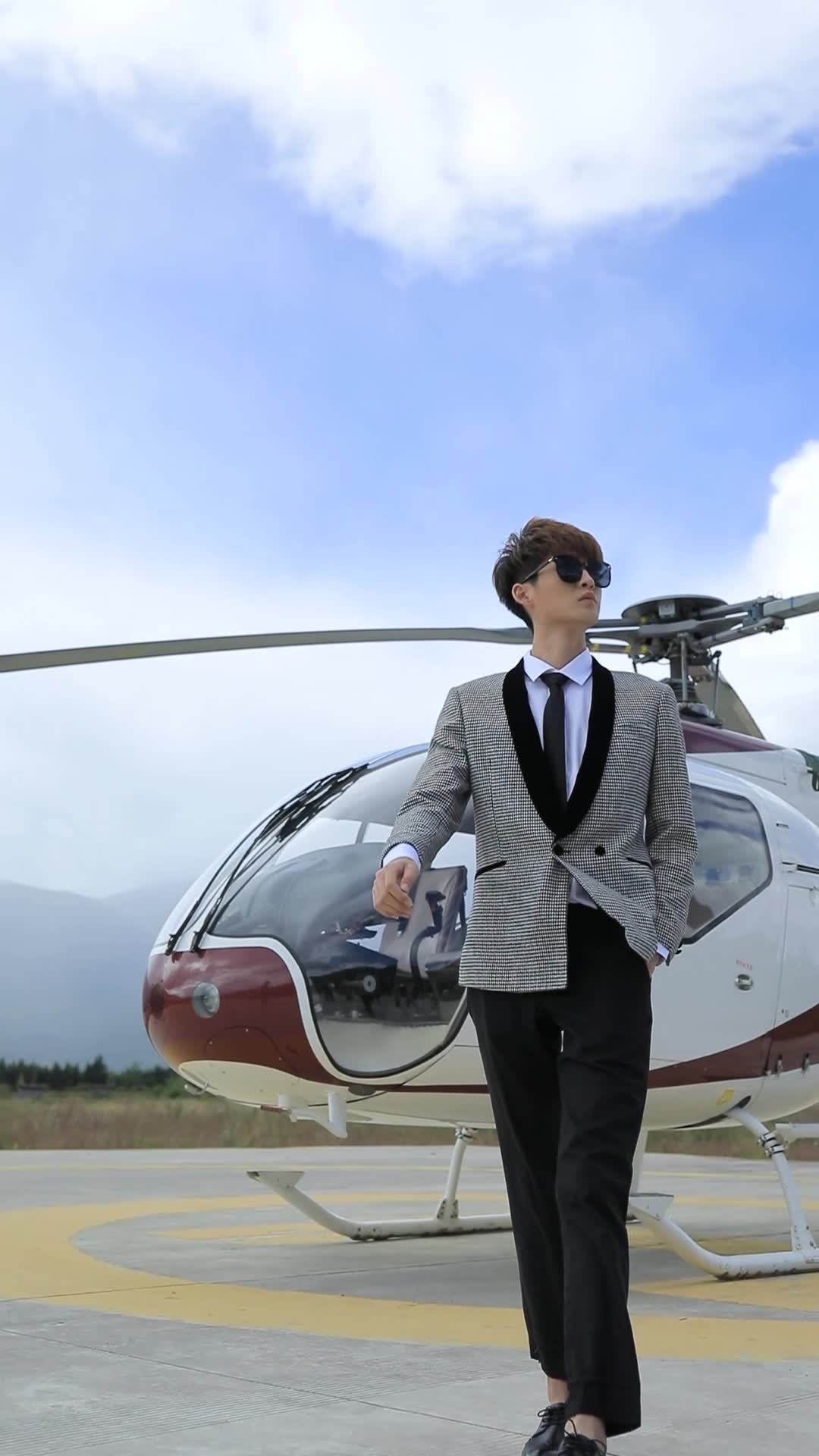 夏楚楚 直升飞机当背景板,这样的婚纱照很硬核!