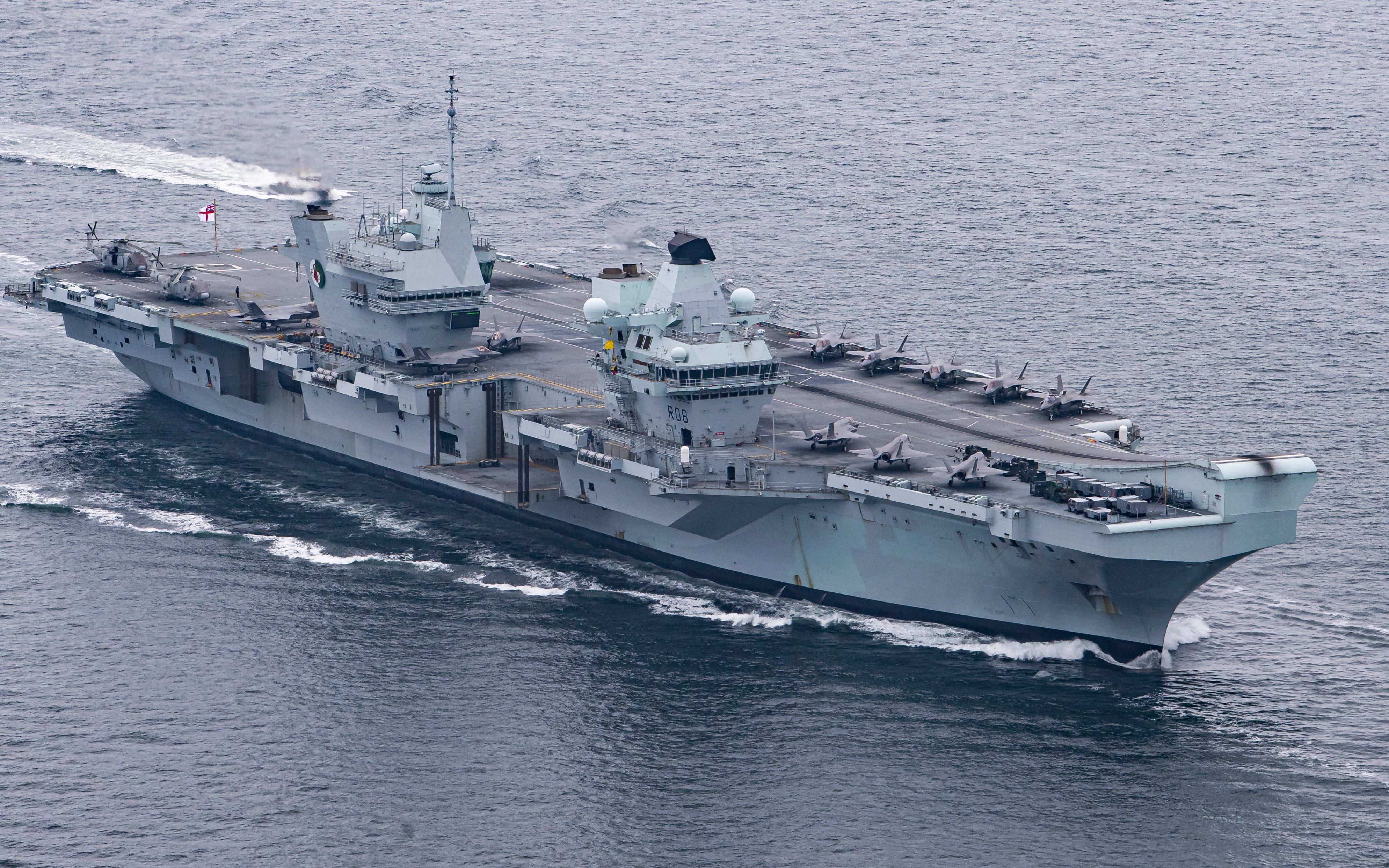 英国皇家海军伊丽莎白女王号航母横须贺入港