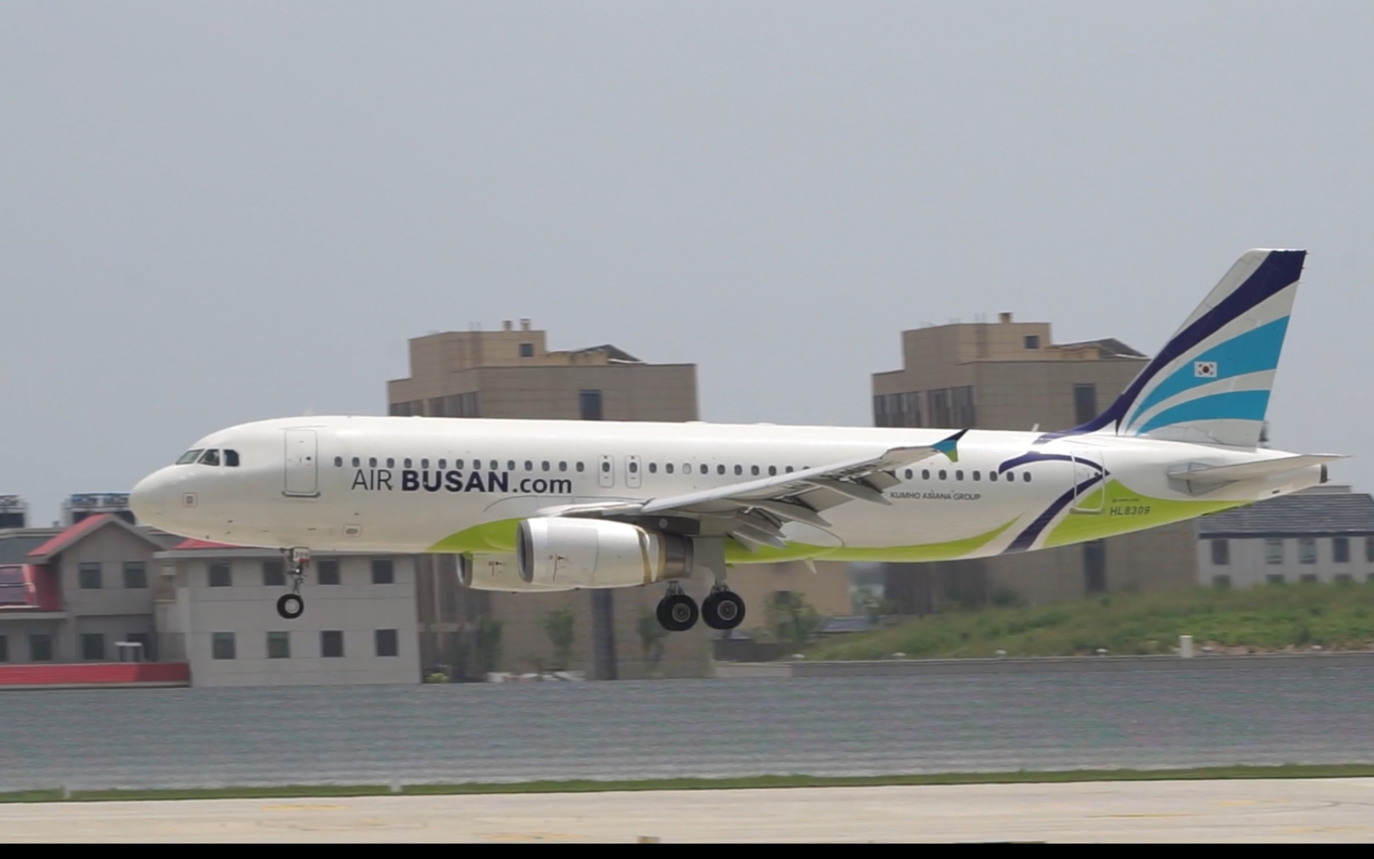 “釜山大彩翅鸟”降落 韩国釜山航空A320232(HL8309)飞BX321航班降落青岛机场哔哩哔哩bilibili