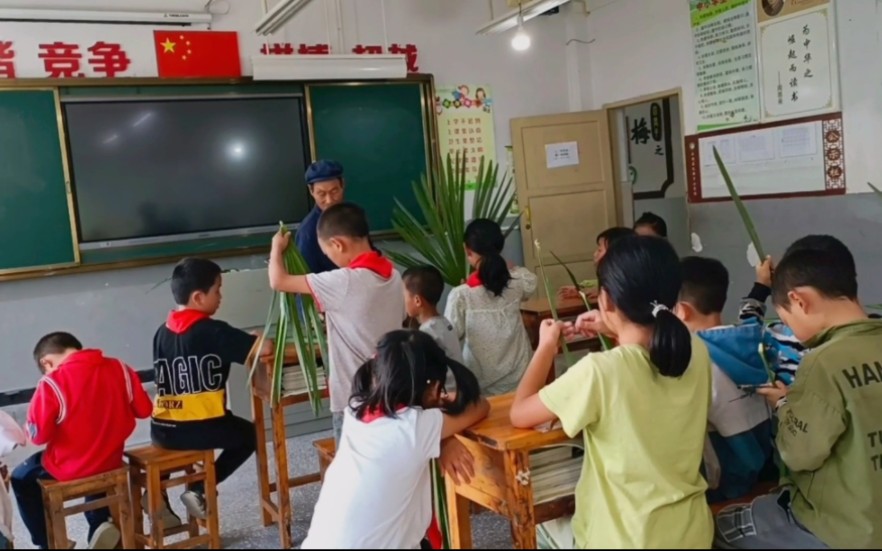 [图]这是去学校教手艺的第三学期了，每周星期四下午的一两个小时就是我和娃娃们相处的时间。看到娃娃们能够独立完成编织，我感到很开心