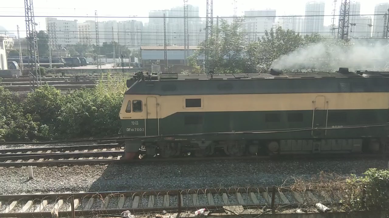 宁局柳段df4d柳州虎7002牵引煤列出发前往北上湘桂线