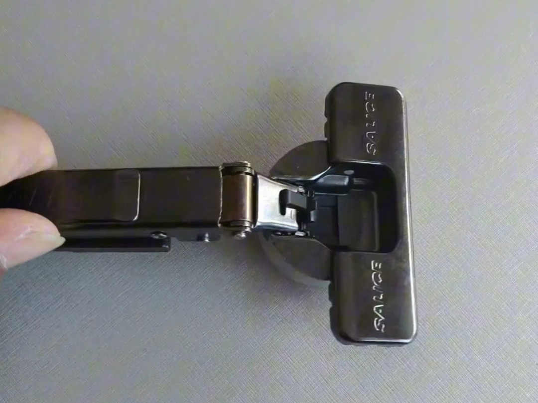 萨郦奇五金守护您的家 安全和静谧相结合的铰链 丝滑的阻尼系统 高定