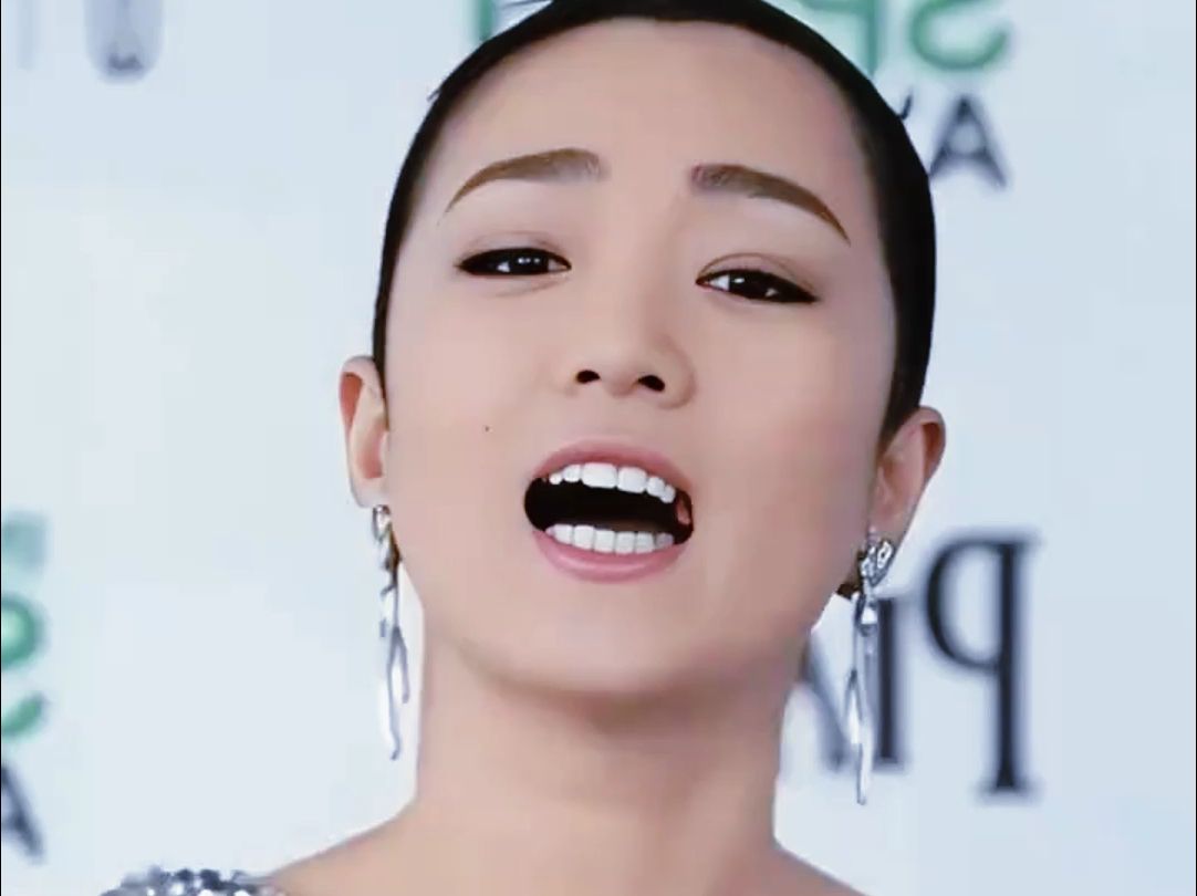 巩俐为何从不涂口红,一张高清照曝光,才知她隐藏多年身体秘密