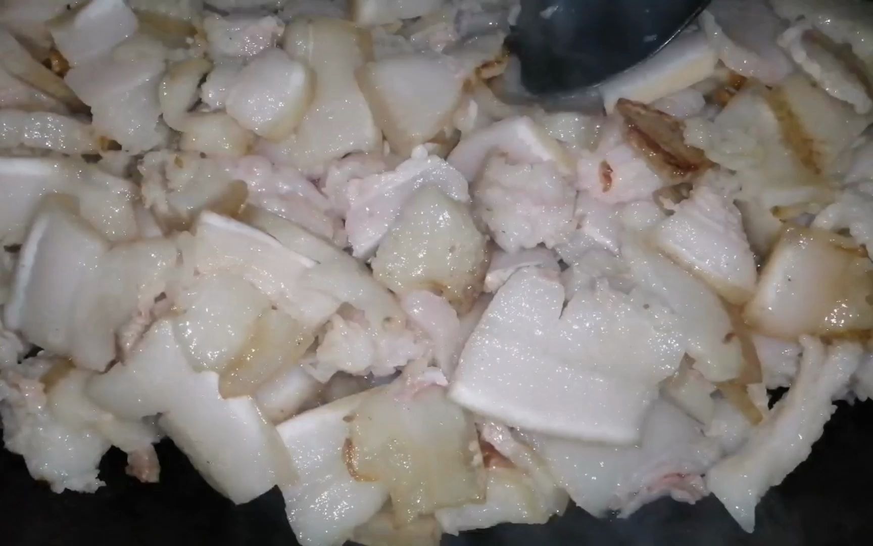 杀头300多斤的年猪,100多斤肥肉用来榨油,网友:真土豪