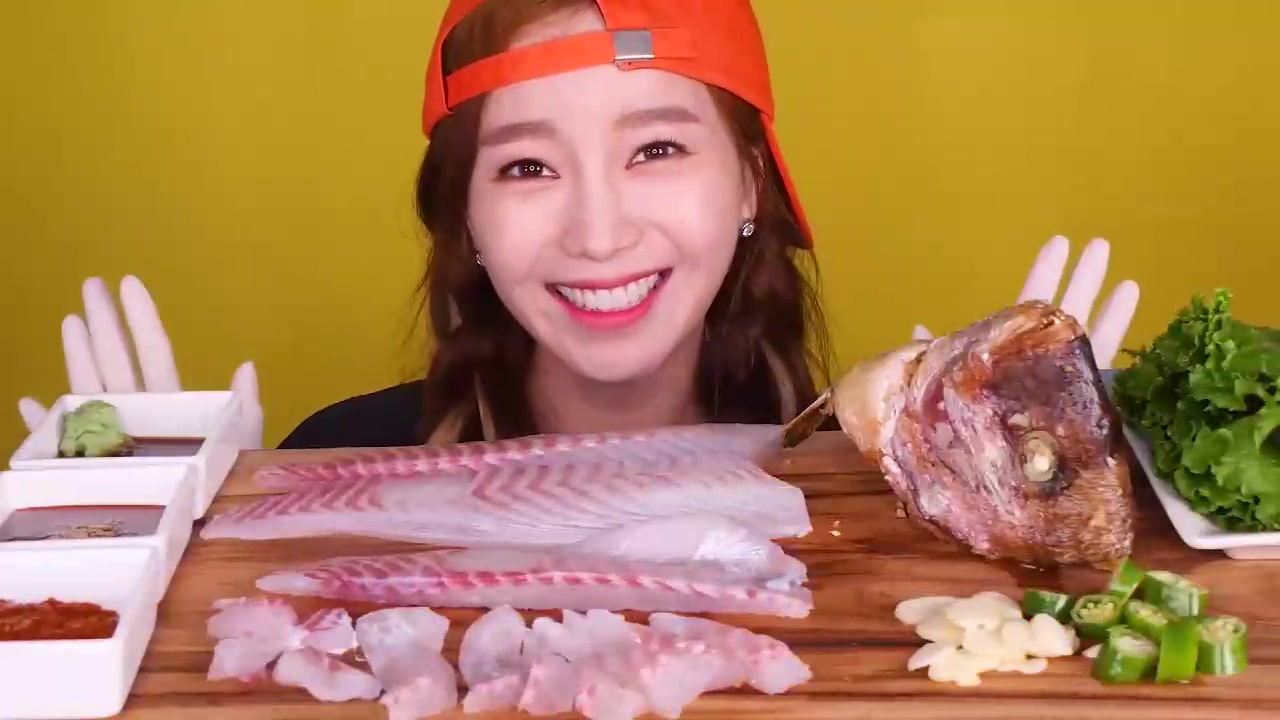 韩国美女试吃海鲜美食,看美女主播如何吃完所有的生鱼片,体验美食的