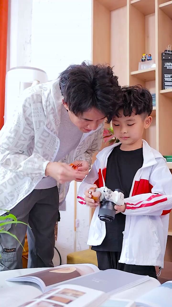 拍照真的很简单.你们看这简单的动作.拍到第七张的时候王子豪输