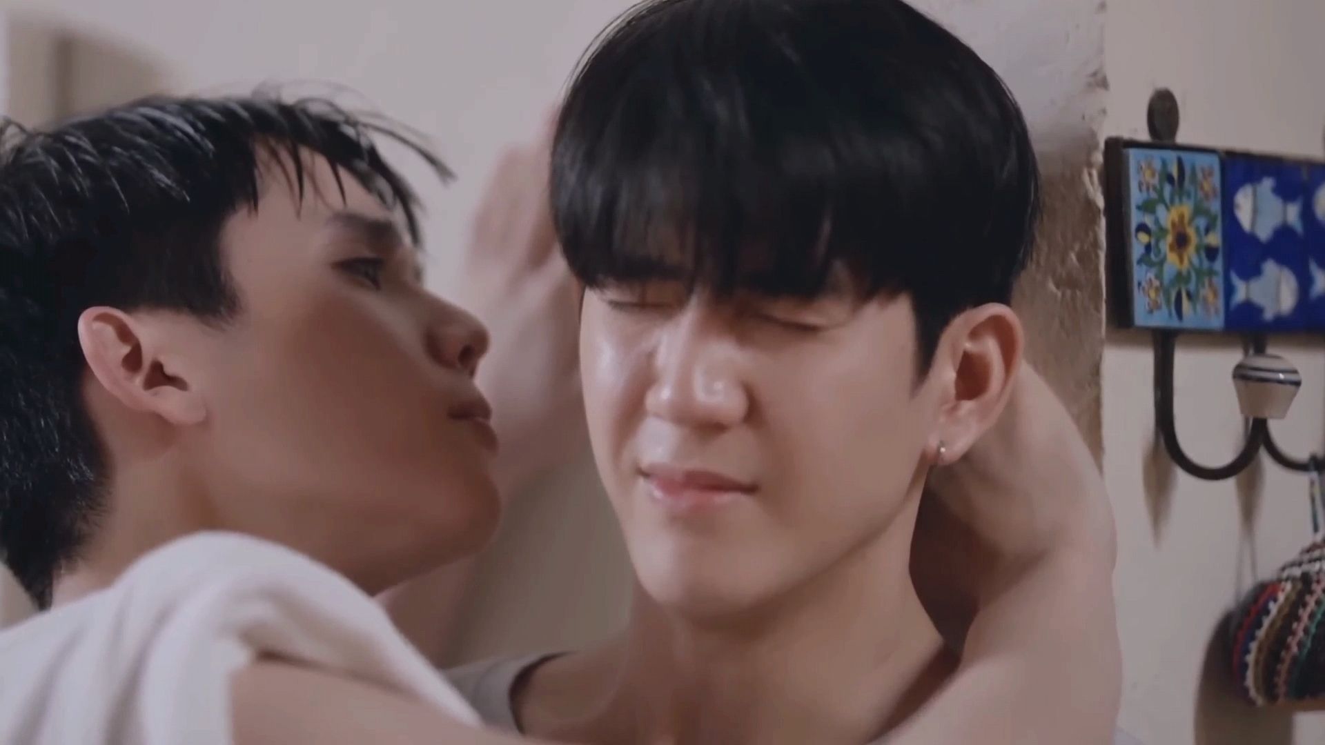 泰剧 我的占卜师男友第三集 看头发吹没吹干用得着靠这么近吗?