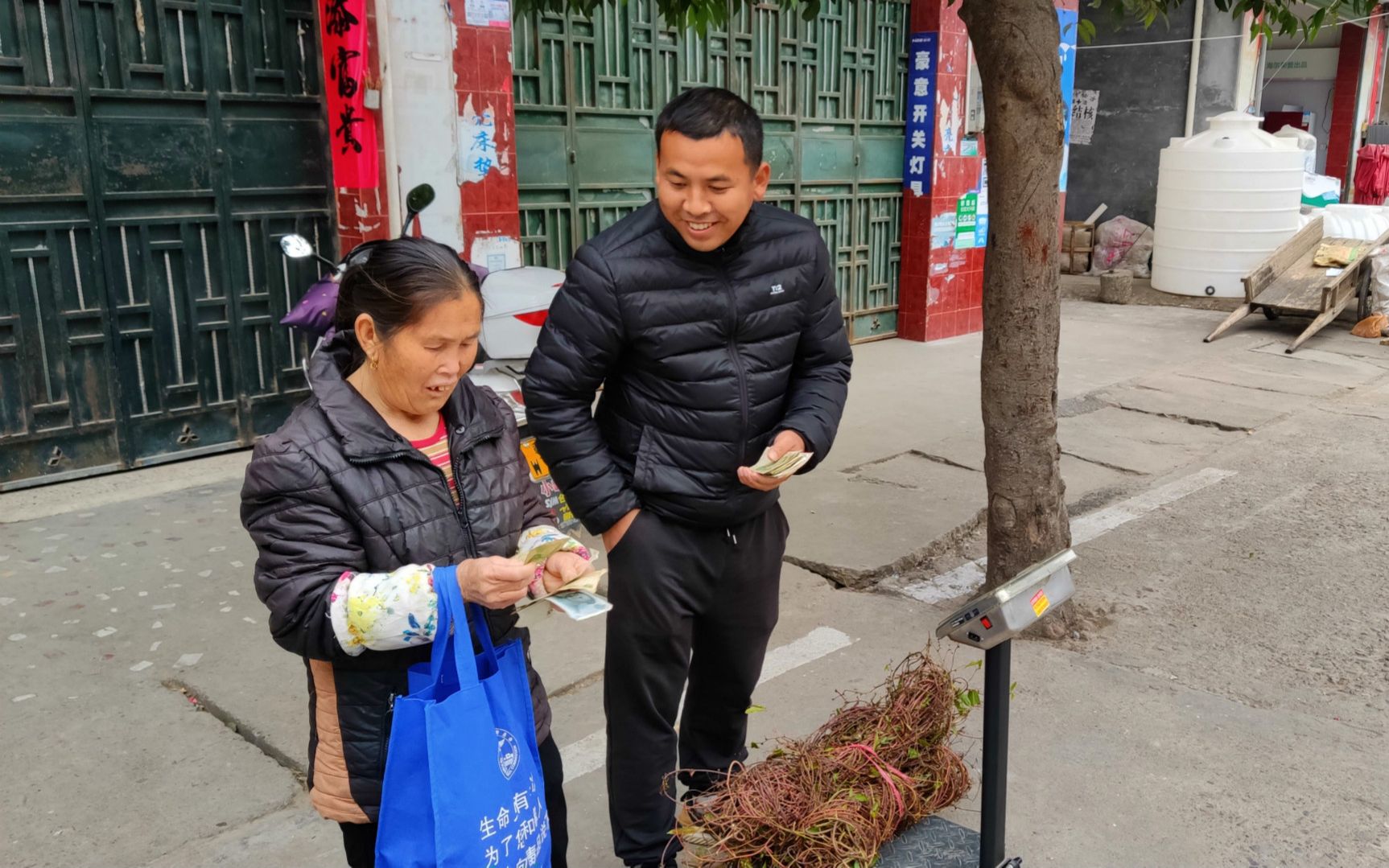 [图]黑哥今天又来收山货了，年底人越来越多，为啥生意却这么冷淡？