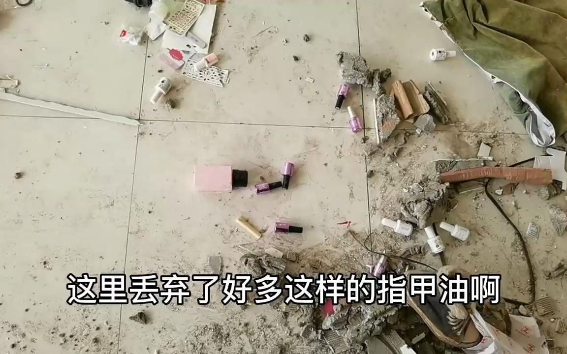 拆迁房内发现丢弃的女人衣物和被遗弃的婚纱照看看还发现了什么?