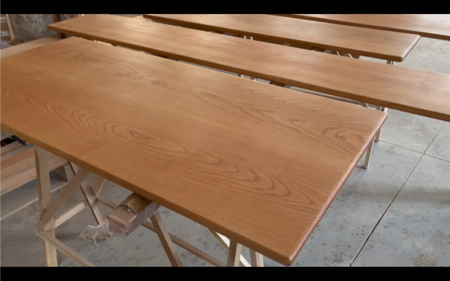 北美樱桃木桌面板任意尺寸定制,表面光滑手感细腻,边角圆润