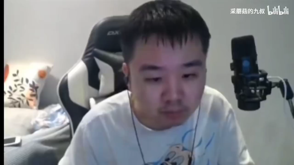 张顺飞坐在老头上狂叫