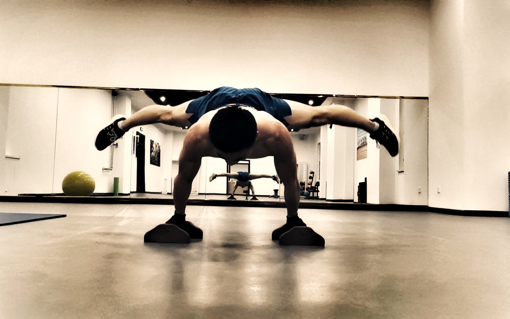 【训练日常】练习分腿俄挺的第十一天_哔哩哔哩 (゜-゜)つロ 干杯