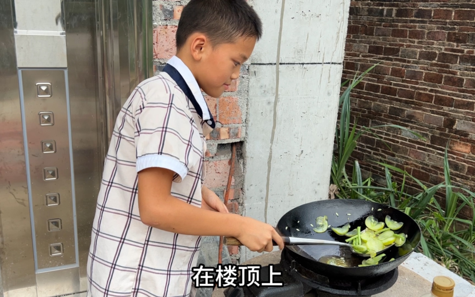 [图]广西乡村家庭2儿2女的生活，各司其职，老公带娃我则负责一日三餐