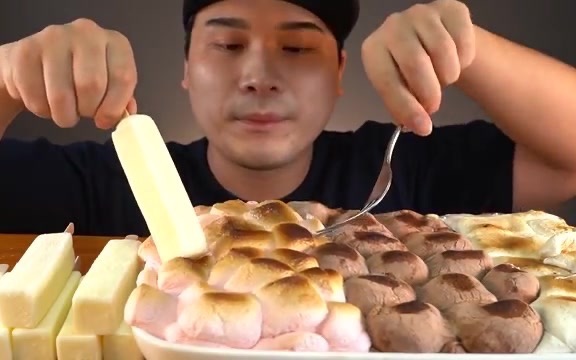 三种口味的烤棉花糖蛋糕和松软牛奶冰淇淋
