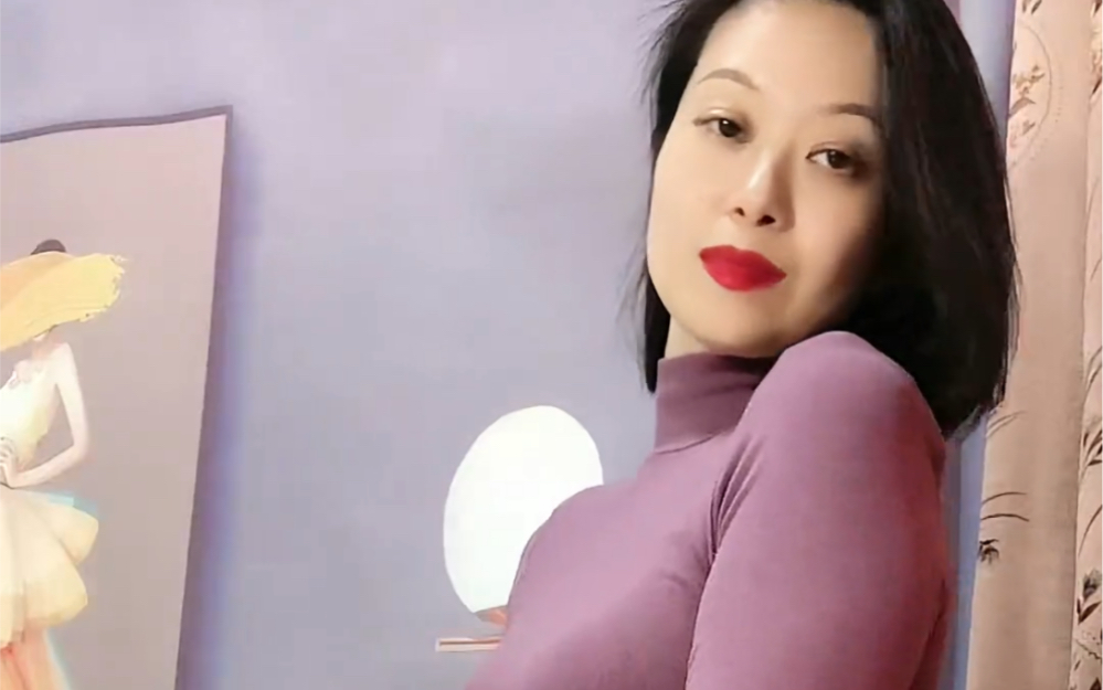 烈焰红唇女人味十足的阿姨