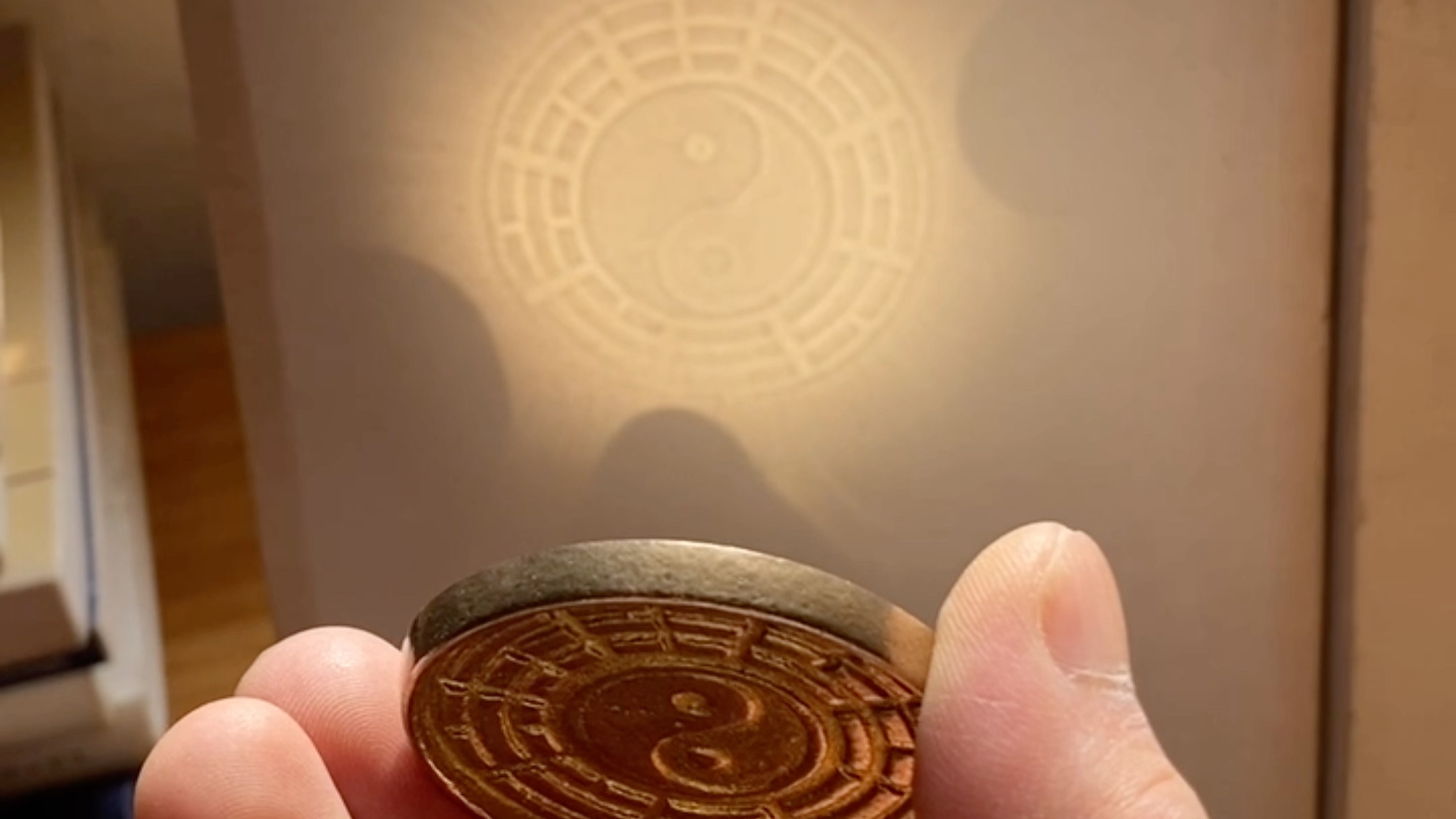 你敢信这工艺技术两千年前就有了!#古法工艺 #非遗技艺 #透光镜