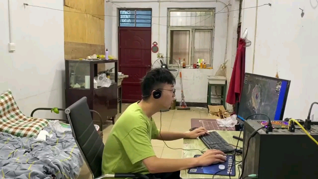 拓拓搞笑吃鸡:拓拓给父亲做红烧鸡爪反被骂下键,建议加强