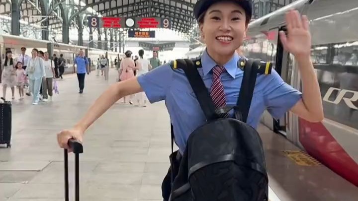 坐火车不想拿行李怎么办？铁路懂你！12306行李取送服务，@铁妞妞妞儿 教你怎么约！