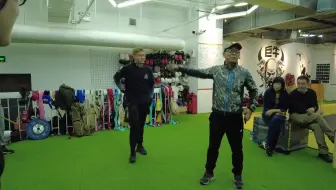 这回扔烟盒