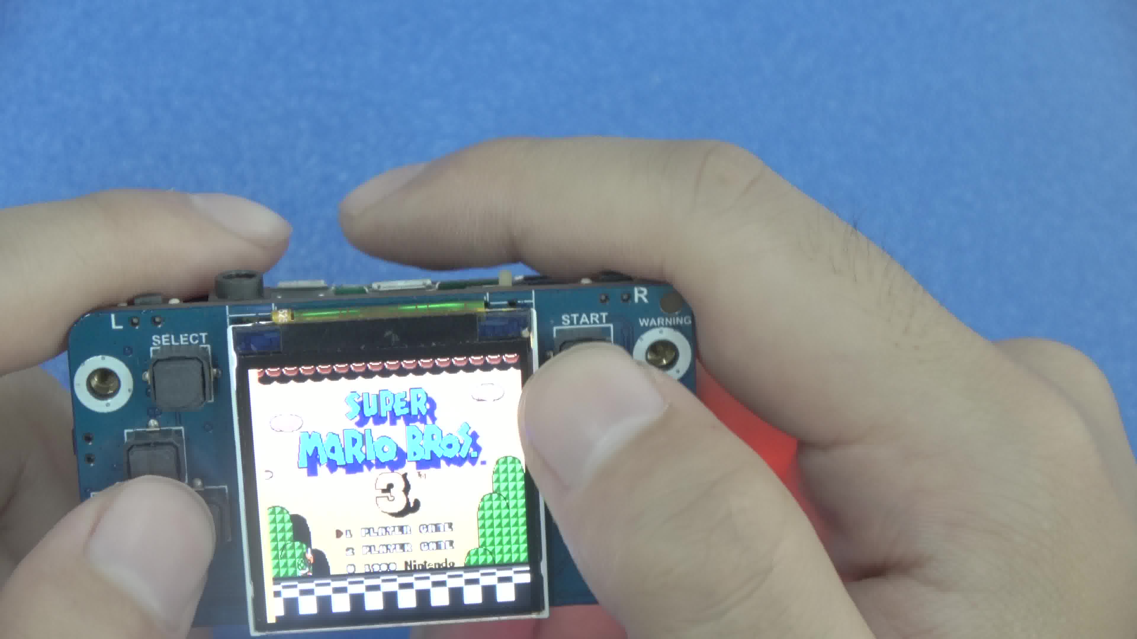 世界上最小游戏机上手