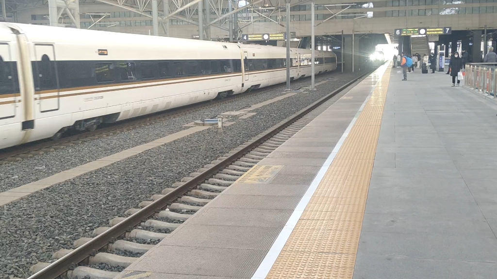 复兴号样板车cr400bf0305担当的g953次进沈北6站台停车