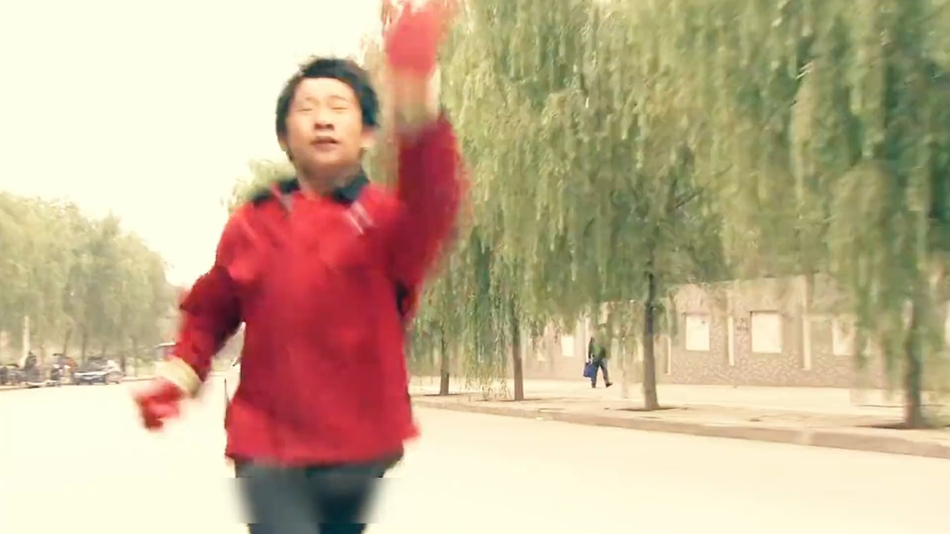 电影《骡子的一万米》人生最幸运的事在黑暗里遇到一个对你好的人 为了七块钱洗车费，男孩追车狂奔几公里，罗子航帮人洗车，