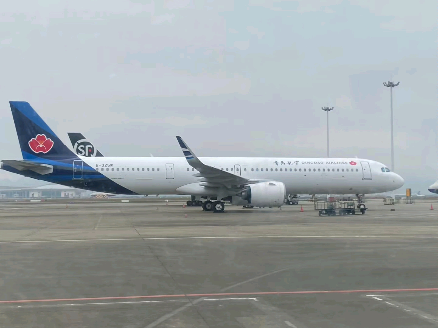 西部航空第一架321af,目前暂时停在ckg华夏机库外面.等待换装.