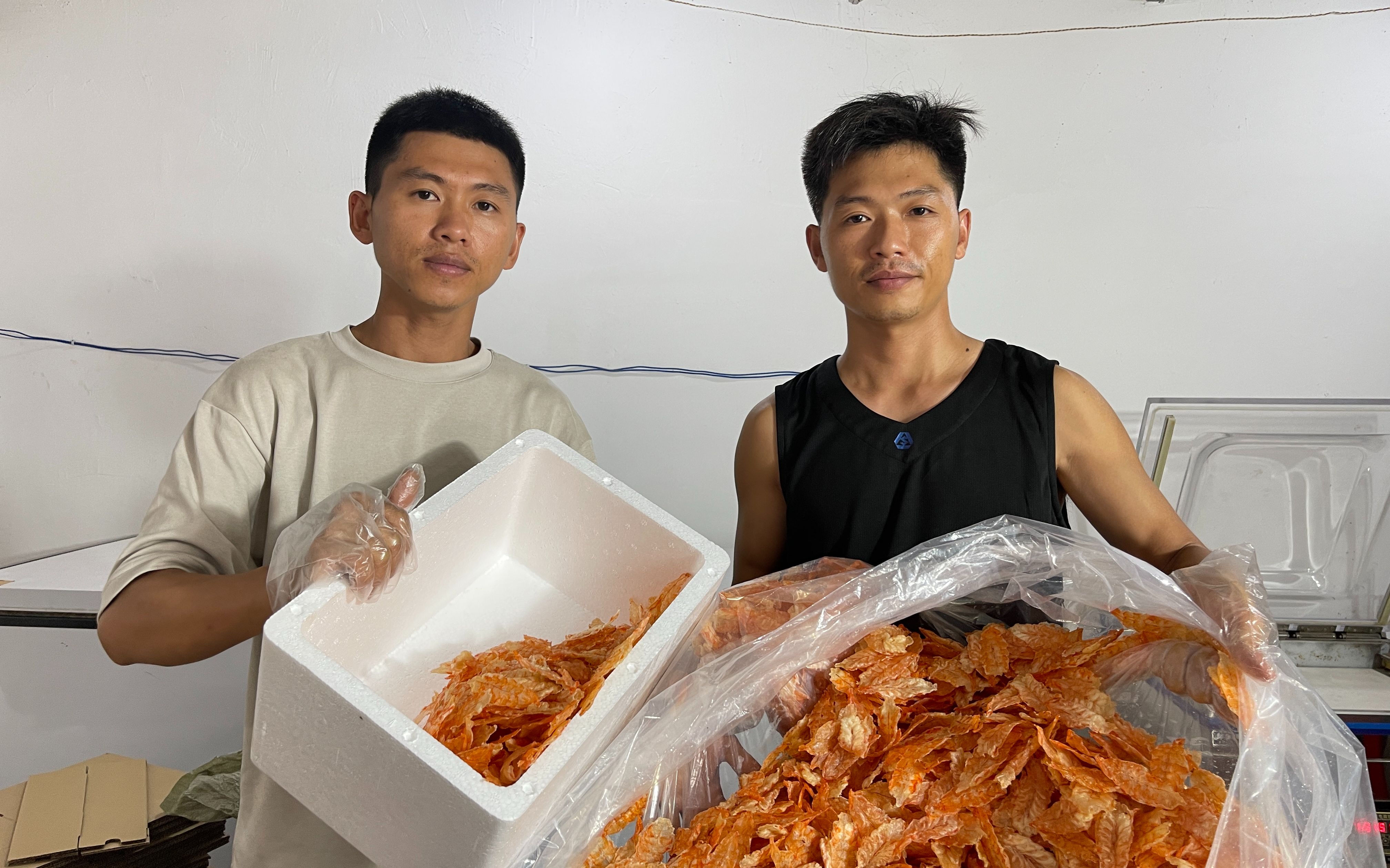 阿旺带土特产去市里找二哥,二哥反手就给一箱2000的海鲜,真霸气