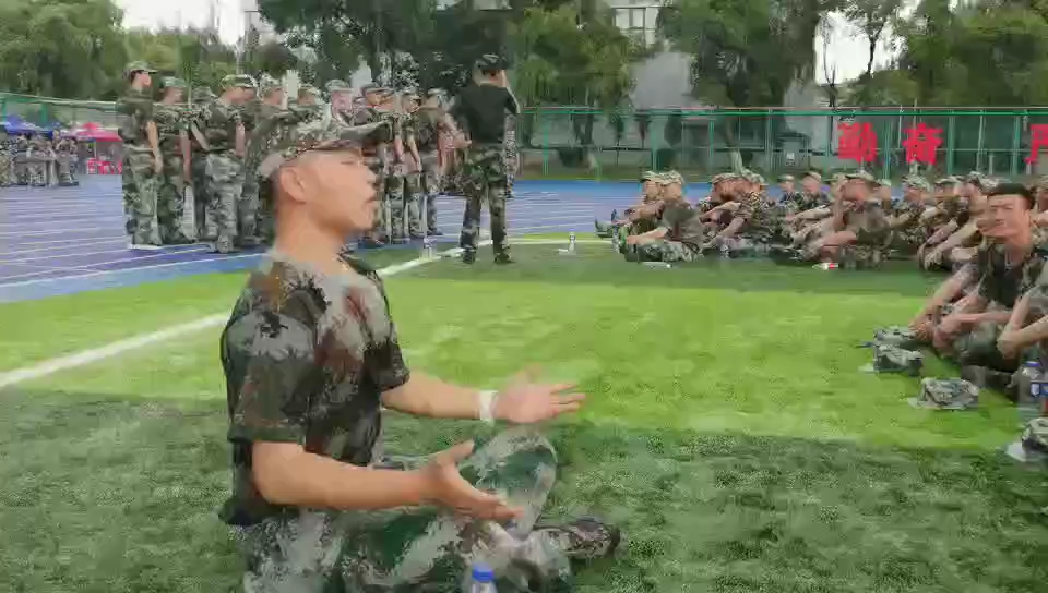 [图]军训施法求雨全过程，笑死我了，还真17点大雨。