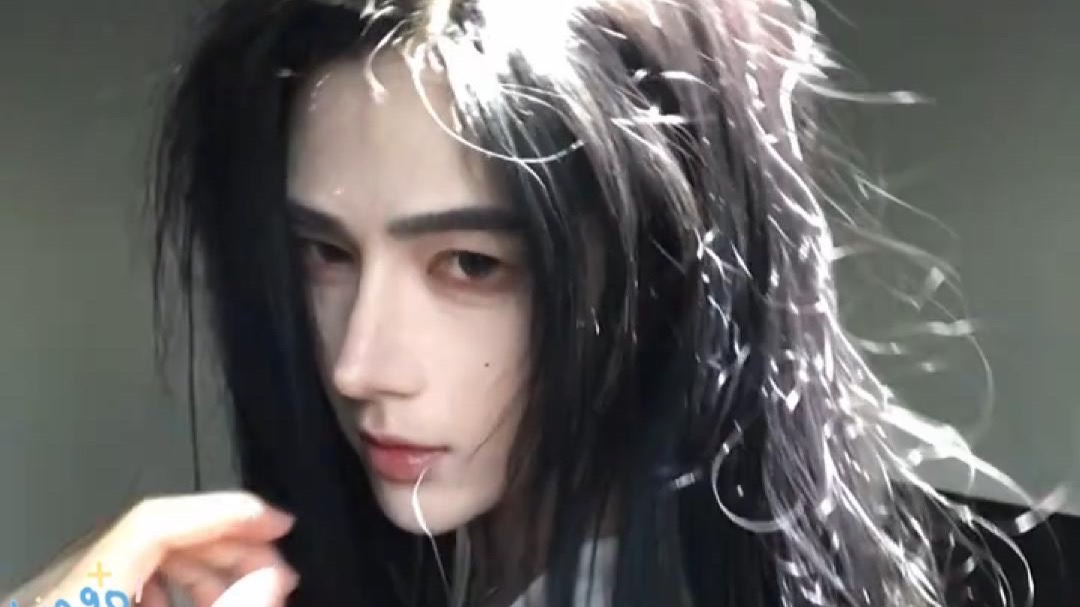 谁能不喜欢长发美男啊!美的我雌雄莫辨了